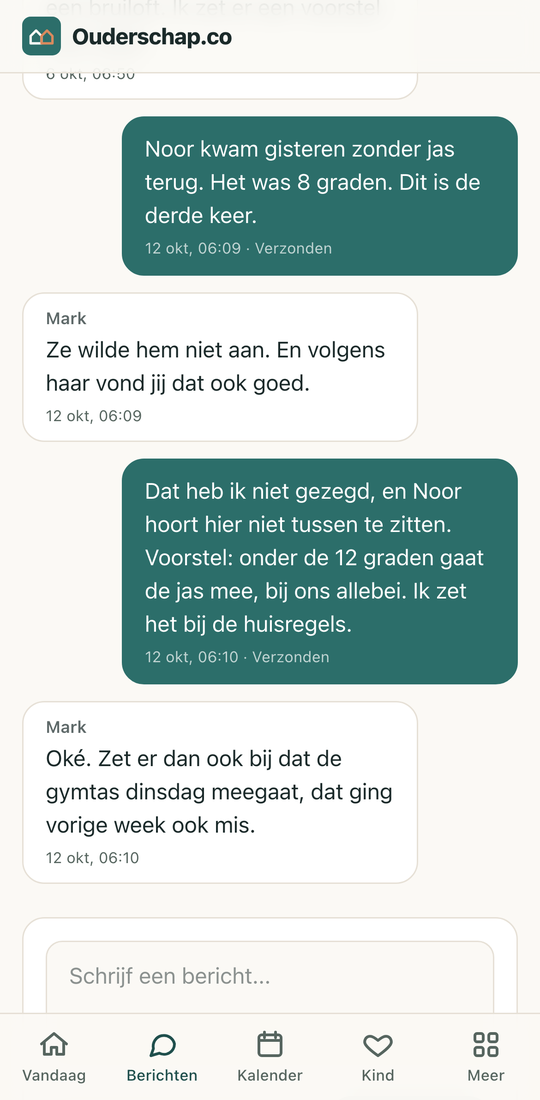 Het berichtenscherm van Ouderschap.co: een gesprek tussen twee ouders, elk bericht met tijdstempel, onveranderbaar vastgelegd.