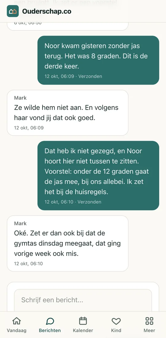 Het berichtenscherm van Ouderschap.co: een gesprek tussen twee ouders, elk bericht met tijdstempel, onveranderbaar vastgelegd.